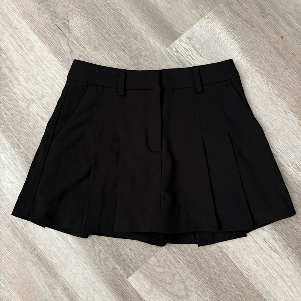 Dynamite Black Pleated Skort